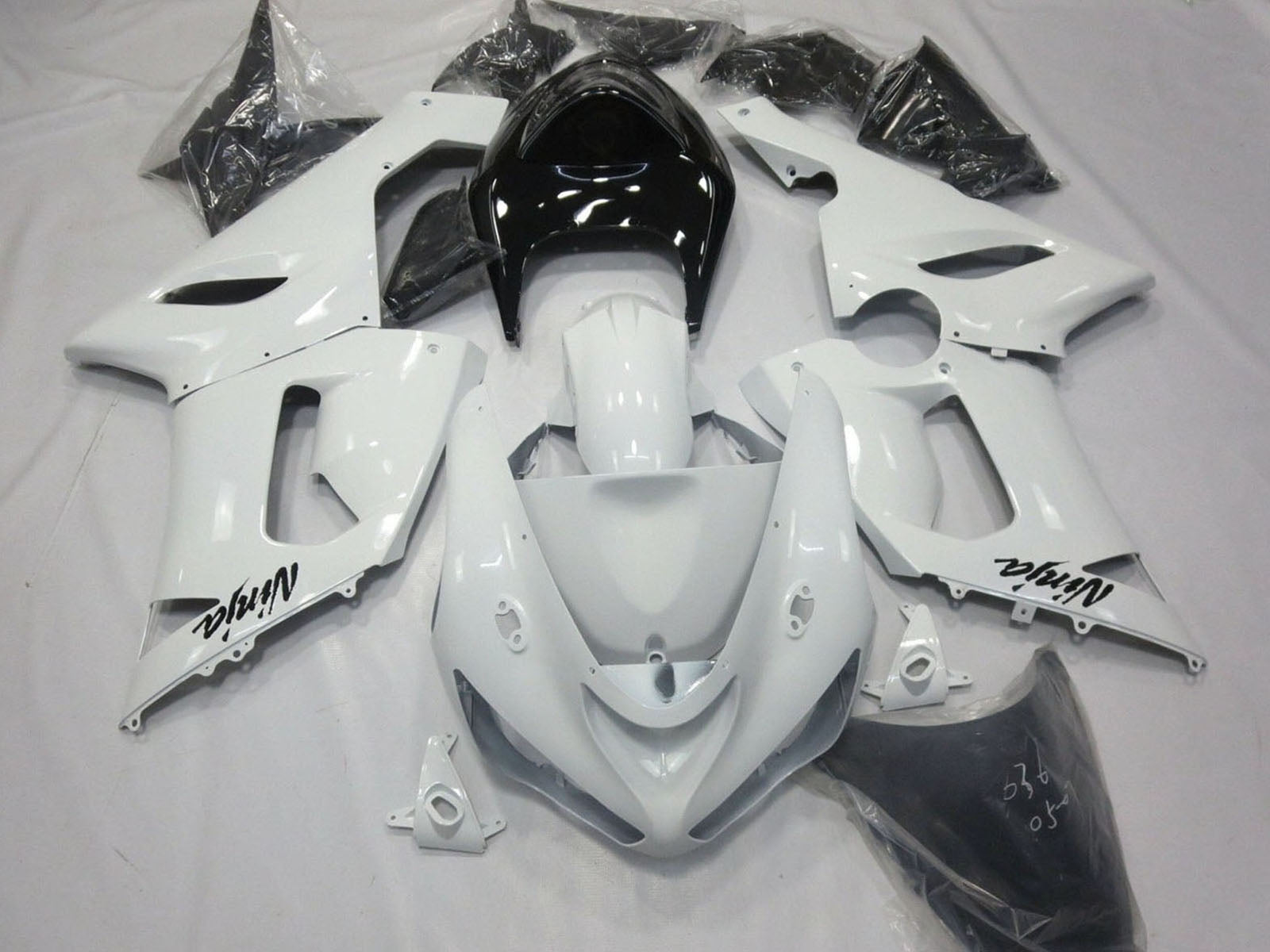 2005-2006 White Black Kawasaki ZX6R Motorcycle Fairings， Purchase 2005-2006 White Black Kawasaki ZX6R Motorcycle Fairings UK - UK